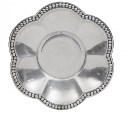 Panera de plata, perímetro decorada con contario, S. XX
