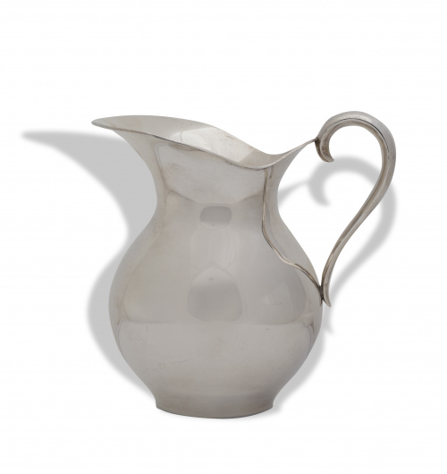 Jarro de plata, con marcas de Pérez Fernández, S. XX.