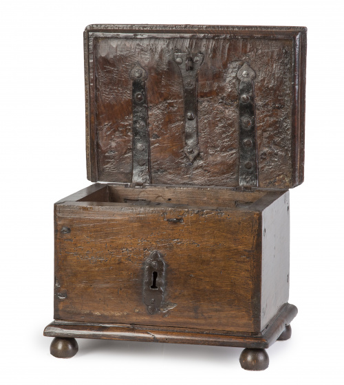 Cofre de madera de nogal con herrajes de hierro.Francia, 