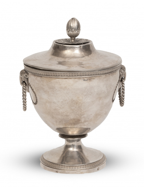 Azucarero de plata con tapa.Francia, (1819-1838).