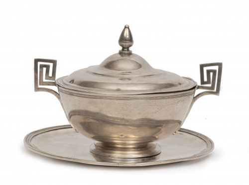 Azucarero de plata con tapa y plato. Con marcas frustras.