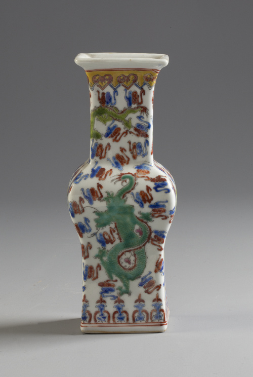 Jarrón de porcelana esmaltada.China, S. XIX.