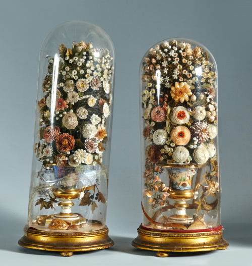 Pareja de jarrones de flores "en coquillage", en fanales.M