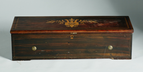 Caja de música de madera de palosanto y marquetería.Trabaj