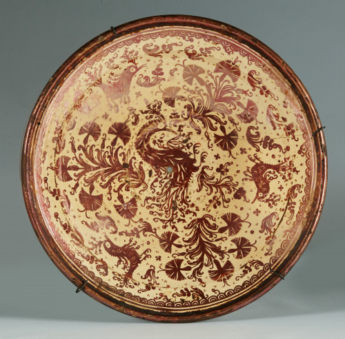 Plato acuencado en cerámica de reflejo metálico de la serie