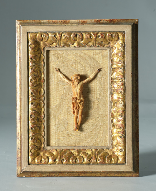 Cristo en marfil presentado en marco de madera policromado 