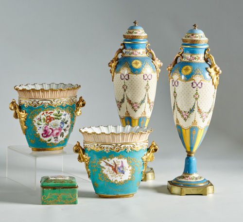 Pareja de maceteros de porcelana esmaltada.Trabajo francés