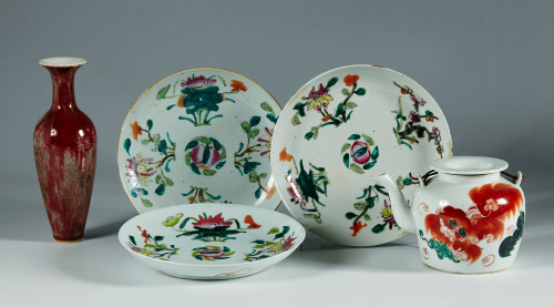Tres platos de porcelana esmaltada con decoración de hojas 