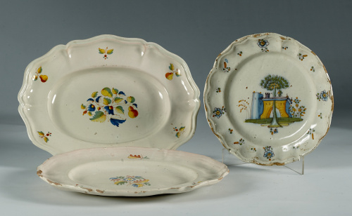 Dos fuentes de cerámica de esmaltada de la serie del cachar