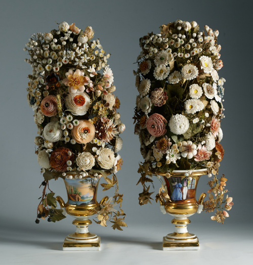 Pareja de jarrones de porcelana de París de flores “en coqu