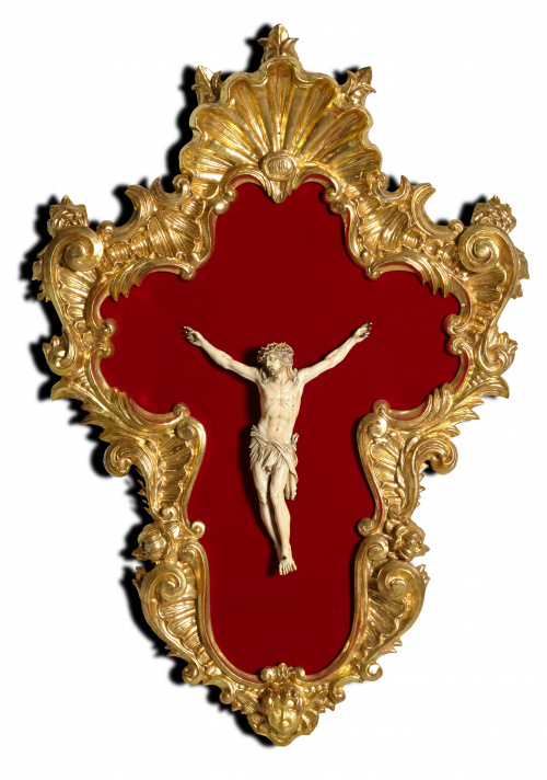 Cristo de marfil tallado, con marco posterior de madera tal