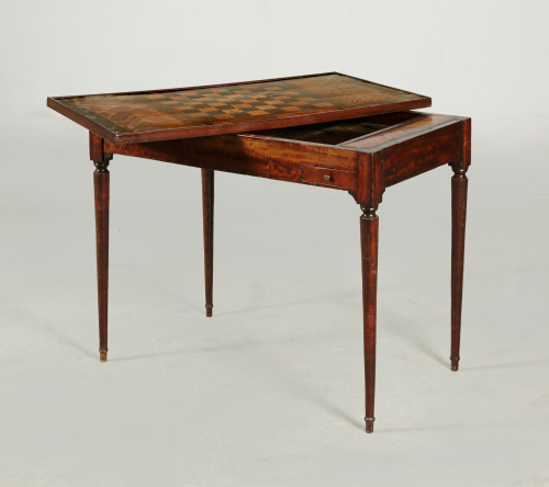 Mesa “tric-trac” de madera de caoba y marquetería.Trabajo 