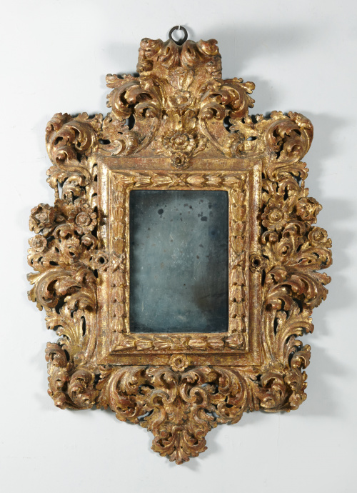 Importante marco barroco de madera tallada y dorada con dec