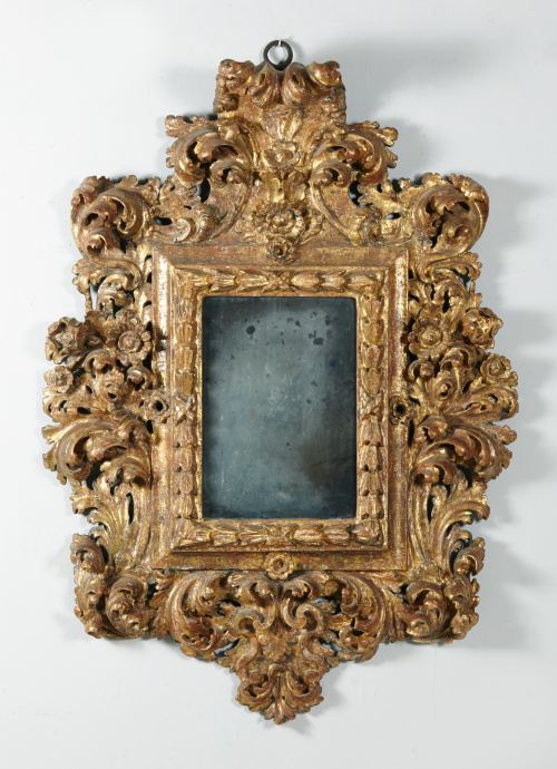 Importante marco barroco de madera tallada y dorada con dec