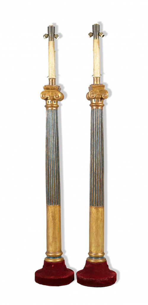 Columnas Jónicas, con fuste acanalado, siguiendo modelos ma