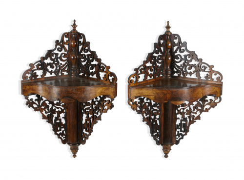 Pareja de rinconeras caladas en caoba.Trabajo español, h.1