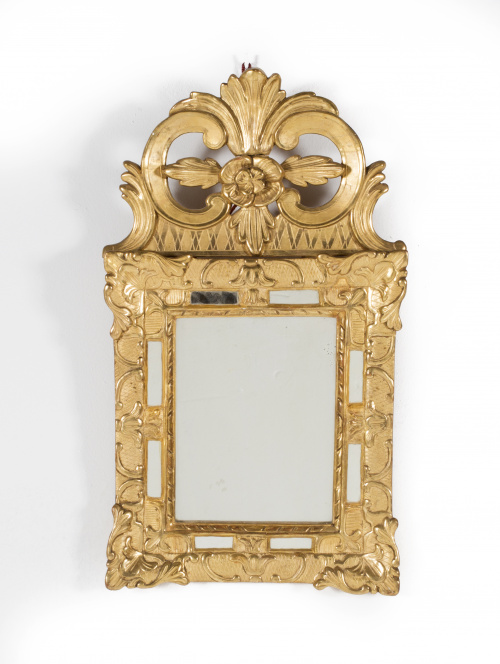 Marco de espejo en madera tallada, calada y dorada.Francia