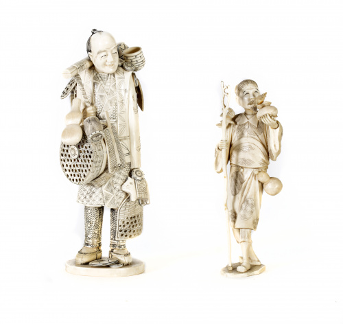 “Campesino con paloma”, escultura en marfil tallado, grabad