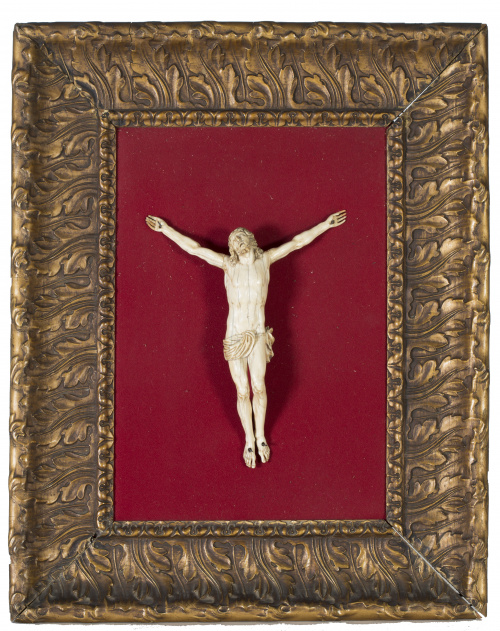 Cristo crucificado de cuatro clavos en marfil tallado. Pos