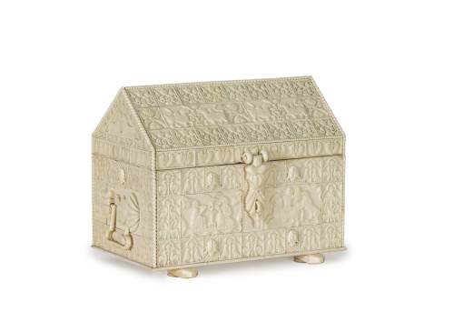 Cofre neogótico con tapa a dos aguas con alma de madera en 