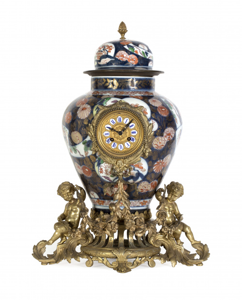 Reloj sobre jarrón de porcelana japonesa Imari, con montura