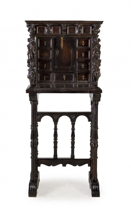 Escritorio del tipo “Stipo a bambocci” siguiendo modelos de