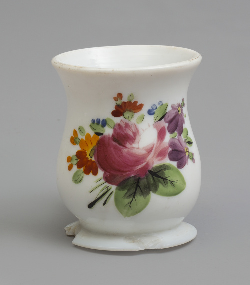 Jarrita de opalina con decoración de guirnalda floral.Per