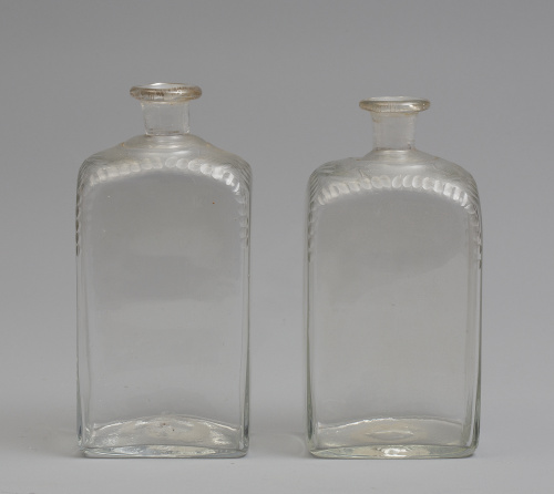 Dos frascas rectangulares en vidrio transparente, de decora