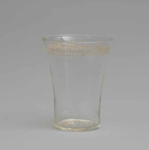 Vaso de vidrio transparente con decoración dorada y grabada
