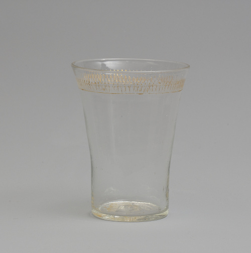 Vaso de vidrio transparente con decoración dorada y grabada