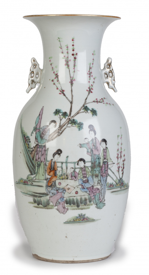 Jarrón de porcelana esmaltada con personajes.China, ff. d