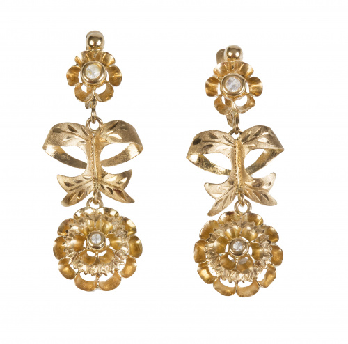 Pendientes largos de pp. S. XX con rosetón colgante de lazo