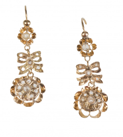 Pendientes largos de pp. S. XX con rosetón colgante de lazo