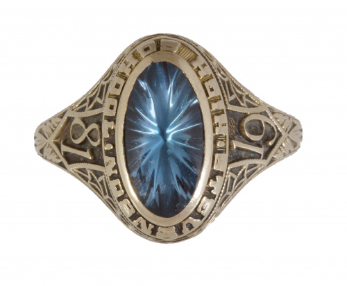 Sortija de pp. S.XX con piedra azul oval en montura grabada