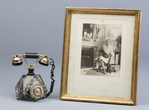 Telefono en cristal tallado y dorado, con las iniciales de 