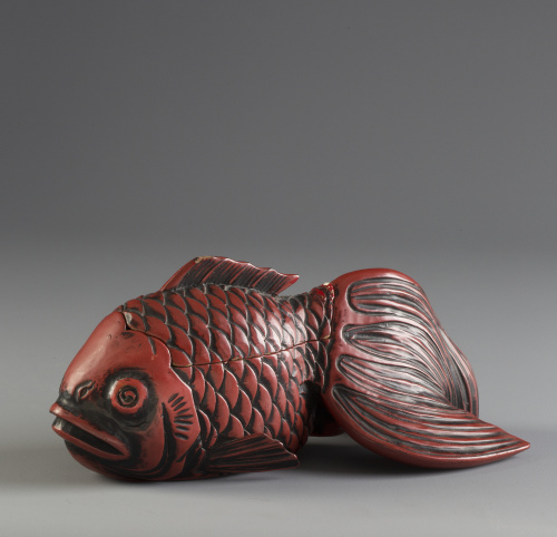Caja en forma de pez en laca.Japón, pp. S. XX