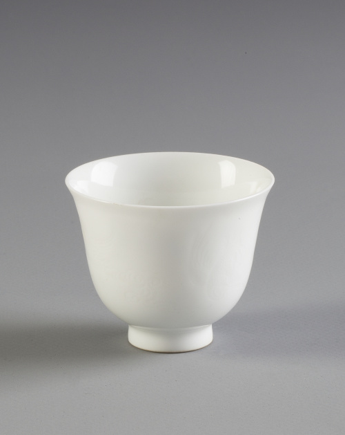 Taza en porcelana con dragón grabado.China, S. XIX.