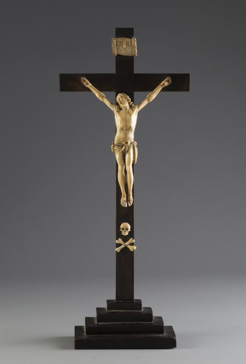 Cristo expirante en marfil tallado.Sobre cruz de ébano.