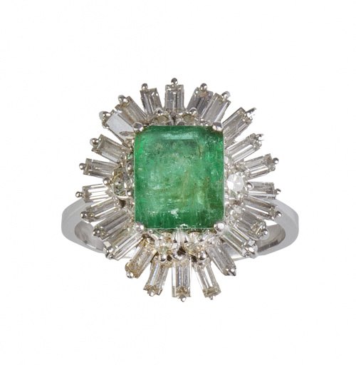 Sortija con esmerlada central rodeada por orla bailarina de