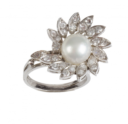 Sortija en forma de flor con perla central rodeada de pétal