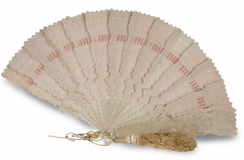 Abanico brisé con trabajo de grafidea, h. 1900.