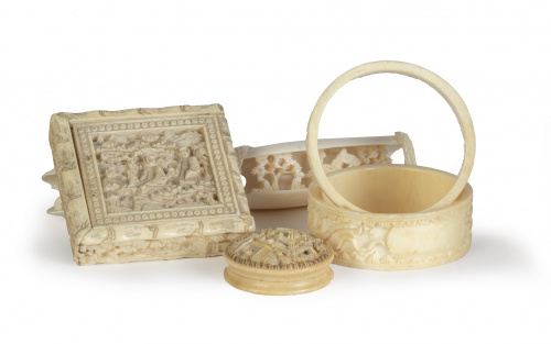 Lote de cinco piezas de marfil tallado, formado por: Tangra
