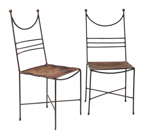 Pareja de sillas con asientos en cuero y metal pintado en n