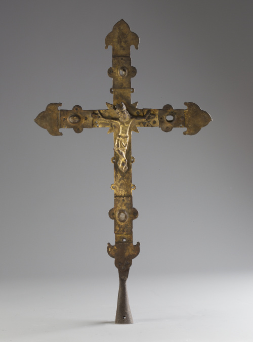 Cruz románica de bronce con piedras simuladas aplicadas en 
