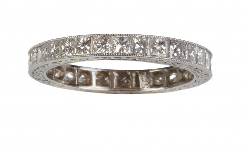 Alianza completa de diamantes talla carré en montura de pla