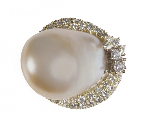 Sortija con gran perla barroca en montura asimétrica, rodea