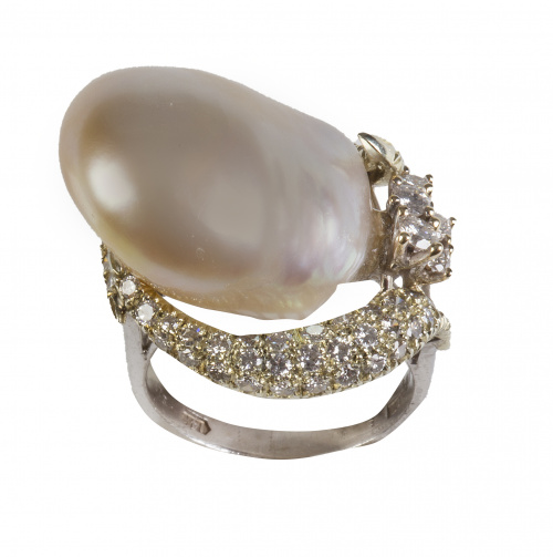 Sortija con gran perla barroca en montura asimétrica, rodea