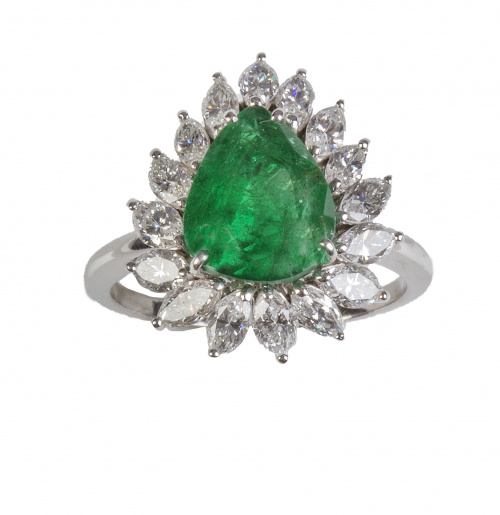 Sortija con esmeralda talla perilla orlada de diamantes tal