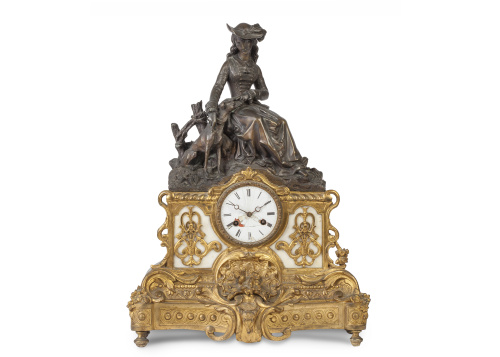 Reloj de sobremesa de bronce doaado y mármol, rematado por 
