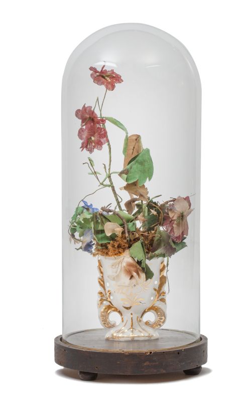 Fanal isabelino con jarrón de porcelana esmaltada y dorada.